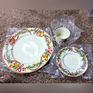 QUEENSBERRY FINE CHINA / 3 PIECE PLACE SETTING
